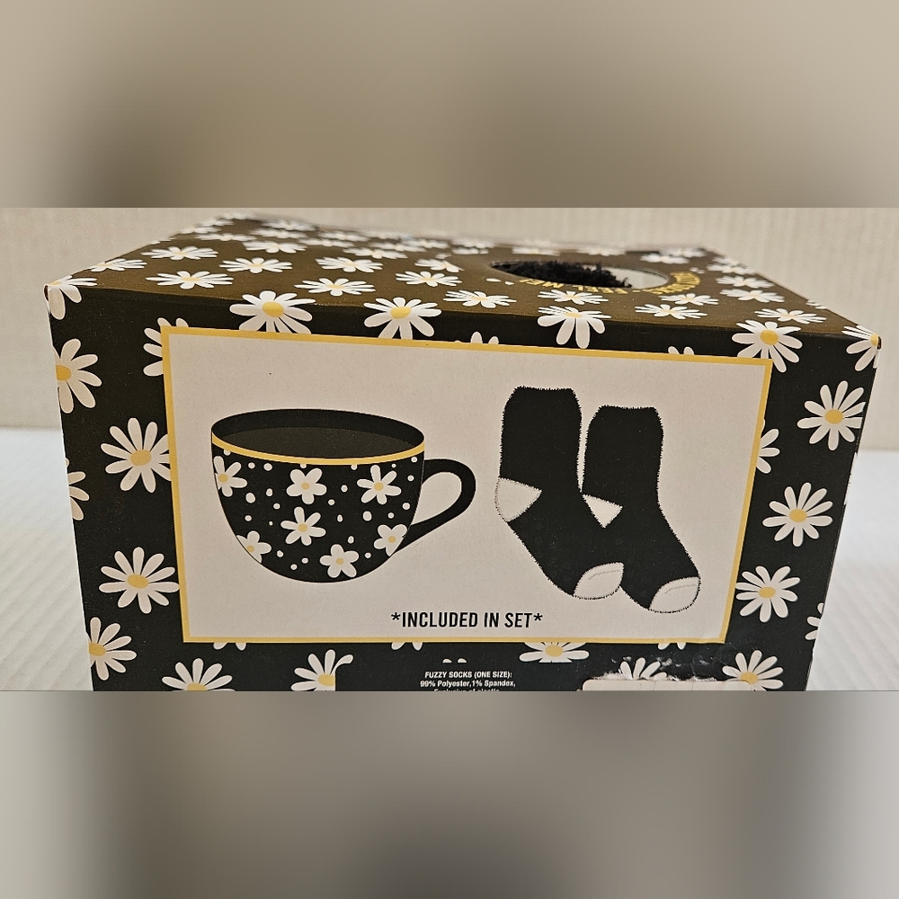 MUG & FUZZY SOCKS GIFT SET - Picture 3 of 8